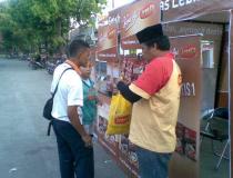 Selling Paket Fresco on booth